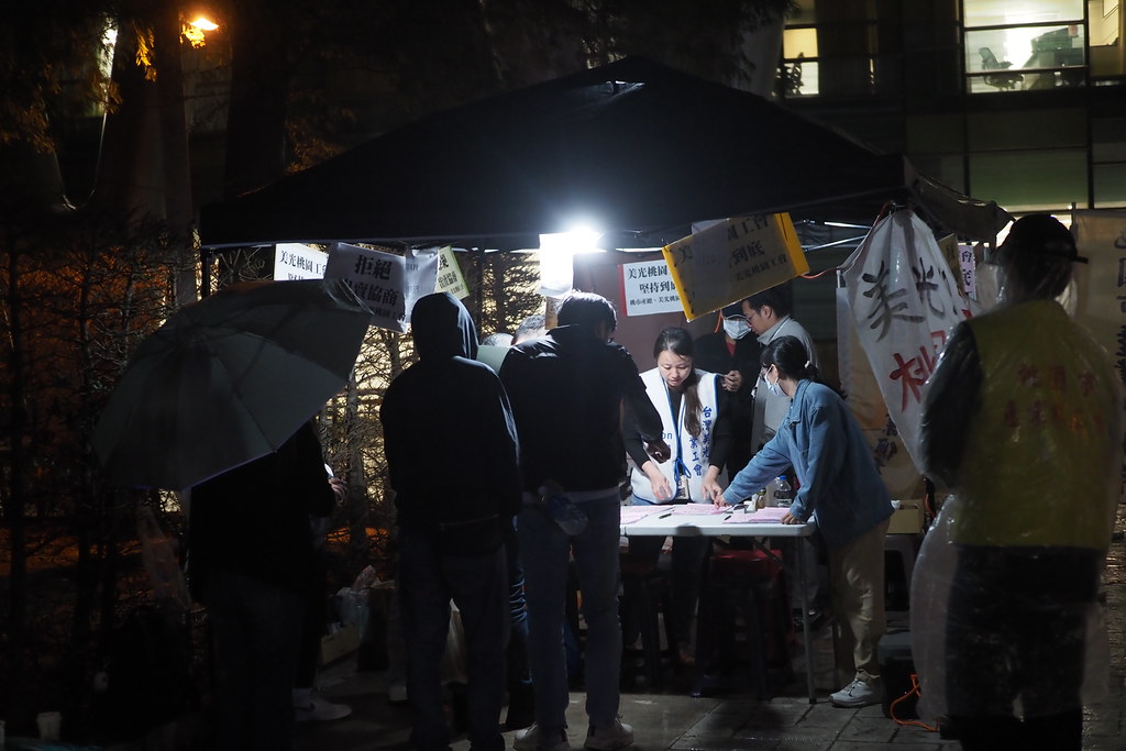 美光桃園工會罷工帳篷，員工夜間冒雨到桌前表達對公司方案的意見