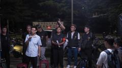 艾杰旭工會幹部深夜在罷工棚向會員說明協商結果