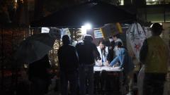 美光桃園工會罷工帳篷，員工夜間冒雨到桌前表達對公司方案的意見